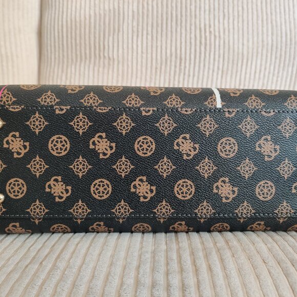 large "graffitied" punk rock vibes Guess handbag in GREAT CONDITION - Picture 3 of 8